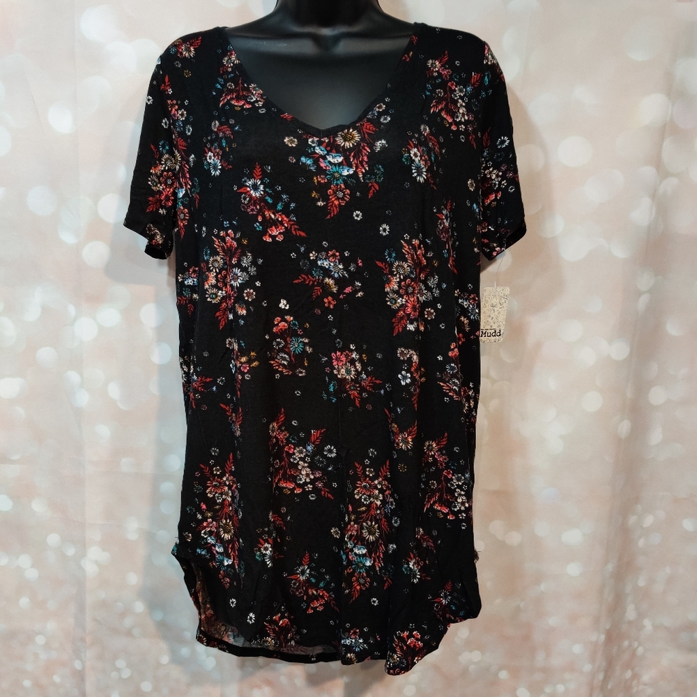 🌸3/20 SALE* Mudd Flowy Black Floral V-Neck Swing Tee NWT
